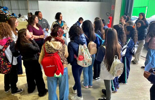 Alunos de Campos do Jordão mergulham no universo da reciclagem em visita à Cooperativa Mantiqueira Viva